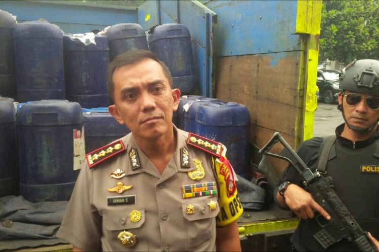 Kapolrestabes Bandung, Kombes Irman Sugema tengah memperlihatkan ratusan jerigen berisi miras jenis tuak diatas truck yang gagal diedarkan di Kota Bandung, Selasa (4/12/2018).