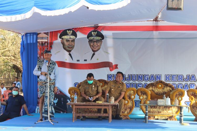 Gubernur Nusa Tenggara Timur (NTT) Viktor Bungtilu Laiskodat sedang memberikan sambutan pada saat kunjungan kerja di Desa Nggongi, Kecamatan Karera, Kabupaten Sumba Timur, Selasa (8/9/2020).