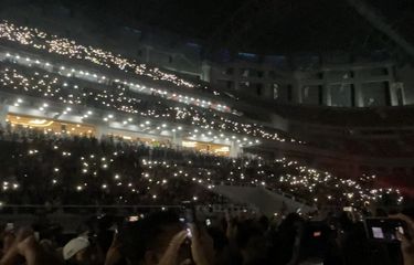 Momen penonton ramai-ramai nyalakan flash ponsel di tribun Jakarta International Stadium (JIS), Jakarta Utara, Sabtu (4/2/2023). 