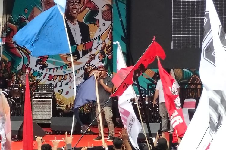 Jamrud menghibur di kampanye akbar capres-cawapres nomor urut 3, Ganjar-Mahfud, yang bertajuk Hajatan Rakyat di Stadion Pakansari, Cibinong, Bogor, Jawa Barat, Jumat (9/2/2024).
