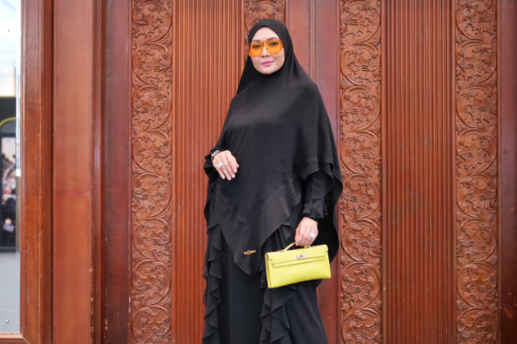 Renny Angesti, fashion currator dari jenama busana syari, Taqeeya by Enggar dengan busana syar'i di IFW 2023, Jakarta. 