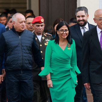 Menteri Pertahanan Venezuela Vladimir Padrino Lopez, Menteri Dalam Negeri Venezuela Diosdado Cabello, presiden interim Venezuela Delcy Rodriguez, Nicolas Maduro Guerra selaku anak presiden Nicolas Maduro yang terguling, dan Presiden Majelis Nasional Jorge Rodriguez, saat mendatangi Istana Kepresidenan Miraflores di Caracas pada 5 Januari 2026.