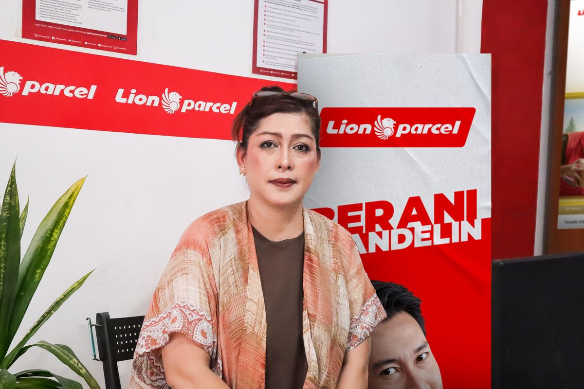 Manfaat bergabung sebagai mitra Lion Parcel dirasakan langsung oleh Lilyana Santoso. Ibu rumah tangga yang akrab disapa Lily ini mengelola dua agen Lion Parcel di Jakarta. 