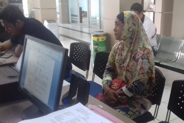 Yeni Hartati (38) saat membuat laporan d SPKT Polda Sumsel lantaran suaminya telah dianiaya teman satu sel dan mengalami patah kaki