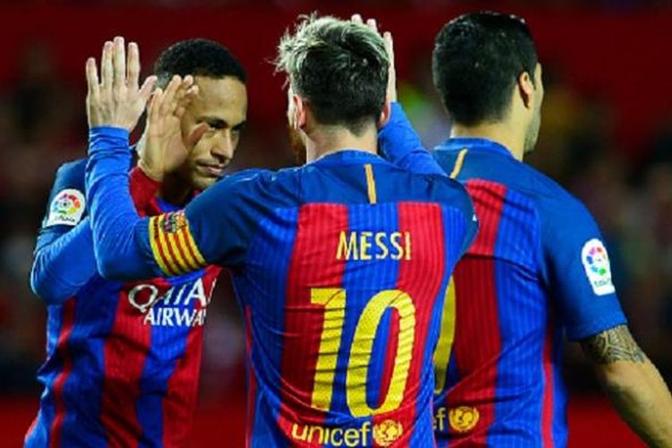 Trio MSN, Lionel Messi, Luis Suarez, dan Neymar, merayakan gol Barcelona ke gawang Sevilla pada pertandingan La Liga di Stadion Ramon Sanchez Pizjuan, Minggu (6/11/2016). 