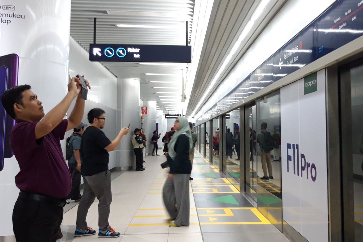 Sejumlah penumpang mengabadikan gambar di stasiun MRT Bundaran HI, Senin (25/3/2019)