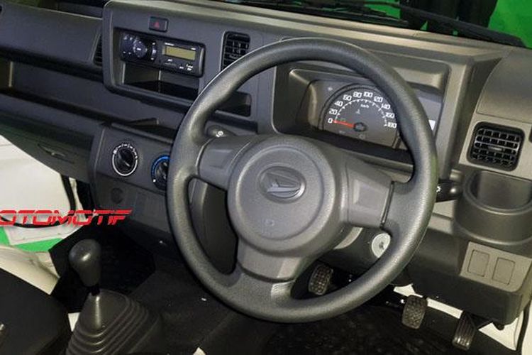 Interior Daihatsu Hi-Max, varian tertingginya dilengkapi AC, power steering, dan jok pengemudi yang bisa digeser maju-mundur.