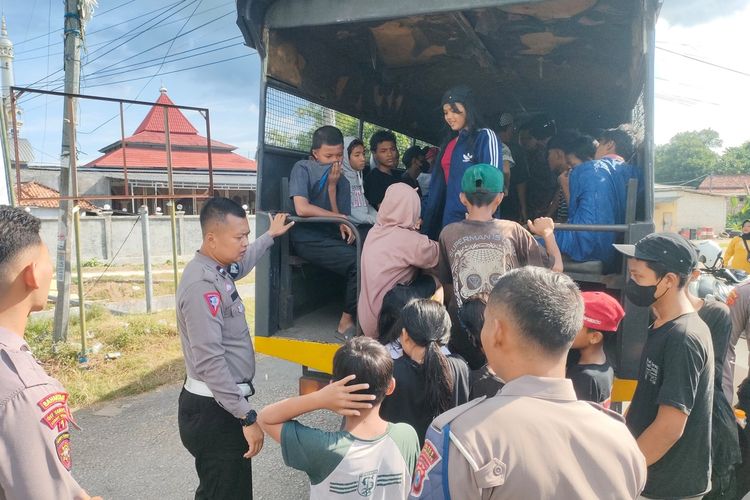 Puluhan remaja asal Surabaya, ditangkap Polres Bangkalan karena mencegat kendaraan di jalan raya akses menuju Jembatan Suramadu, Sabtu (8/6/2024). Anak-anak tersebut datang ke Bangkalan untuk mandi di Sungai Tunjung, Kecamatan Burneh, Kabupaten Bangkalan.