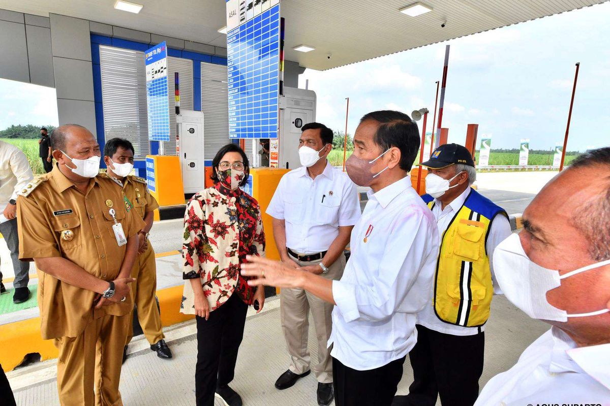 Presiden Joko Widodo (ketiga kanan) didampingi Menteri Koordinator Bidang Kemaritiman dan Investasi Luhut Binsar Pandjaitan (keempat kiri), Gubernur Sumatera Utara Edy Rahmayadi (kanan), Menteri Keuangan Sri Mulyani Indrawati (ketiga kiri) dan Menteri PUPR Basuki Hadimuljono (kedua kanan) berbincang di lokasi peresmian Jalan Tol Trans Sumatera (JTTS)  seksi I Binjai-Pangkalan Brandan ruas Binjai-Stabat di Langkat, Sumatera Utara, Jumat (4/2/2022). Presiden Joko Widodo meresmikan Jalan Tol Binjai-Stabat sepanjang 11,8 km yang merupakan bagian dari Jalan Tol Trans Sumatera yang menghubungkan Provinsi Lampung hingga Provinsi Aceh.