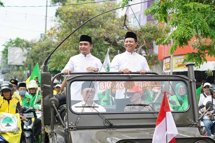 Pasangan Adi Wibowo - M. Nawawi menuju Kantor KPU Kota Pasuruan mendaftar sebagai pasangan calon Walikota dan Wakil Walikota Pasuruan pada Pilkada 2024, Rabu (28/8 /2024). 
