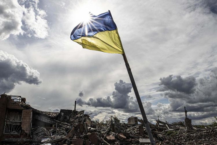 Bendera Ukraina di Desa Dolyna di wilayah Donetsk.