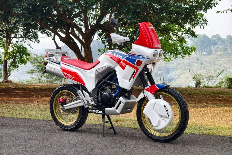 Modifikasi Honda CB150R Jadi Pangrango: Adventure Tourer Mr Kuztom