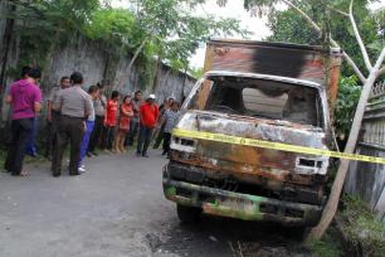 Sebuah mobil box terbakar di Manado.