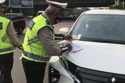 Dalam Satu Jam, Polisi Tilang 9 Mobil Pelanggar Ganjil Genap di Jalan RS Fatmawati