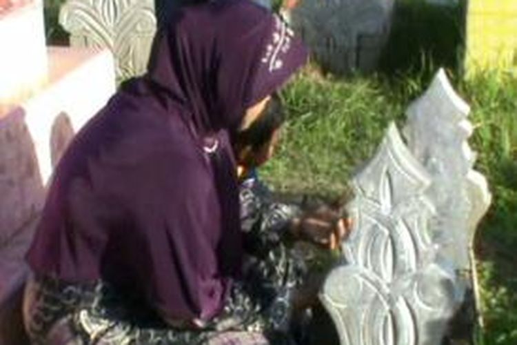 Warga Pinrang, Sulawesi Selatan, menyesaki TPU untuk berziarah ke makam keluarga, usai menjalankan shalat Idul Adha, Selasa (15/10/2013).