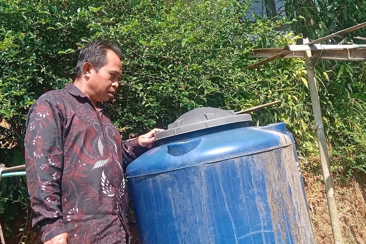 Selang 1 Kilometer Penjaga Tetes Air di Kampung Cibinong