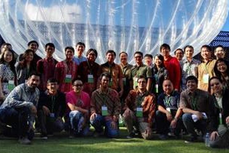 Warga negara Indonesia yang menjadi karyawan Google di Mountain View, California, AS berkumpul setelah acara peresmian antara Google Project Loon dengan tiga operator utama Indonesia, Rabu (28/10/2015).