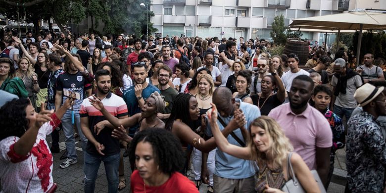 Orang-orang di Perancis berjoget bersama saat menghadiri Fete de la Musique (Hari Musik) pada Minggu (21/6/2020). Tampak ribuan orang tidak memakai masker dan tidak menerapkan social distancing di tengah pandemi virus corona.