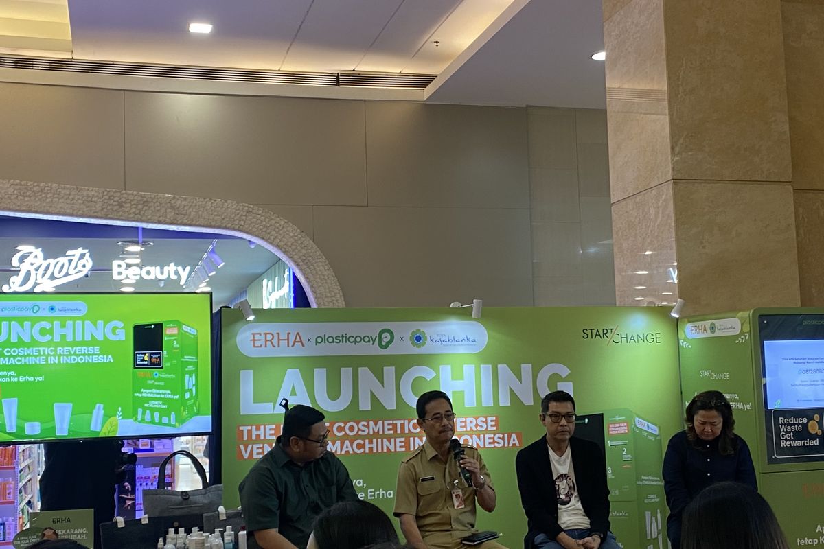 Peluncuran mesin daur ulang kosmetik (Cosmetic Reverse Vending Machine) oleh ERHA Group dan Plasticpay di Mall Kota Kasablanka, Jakarta Selatan, Senin (22/4/2024).