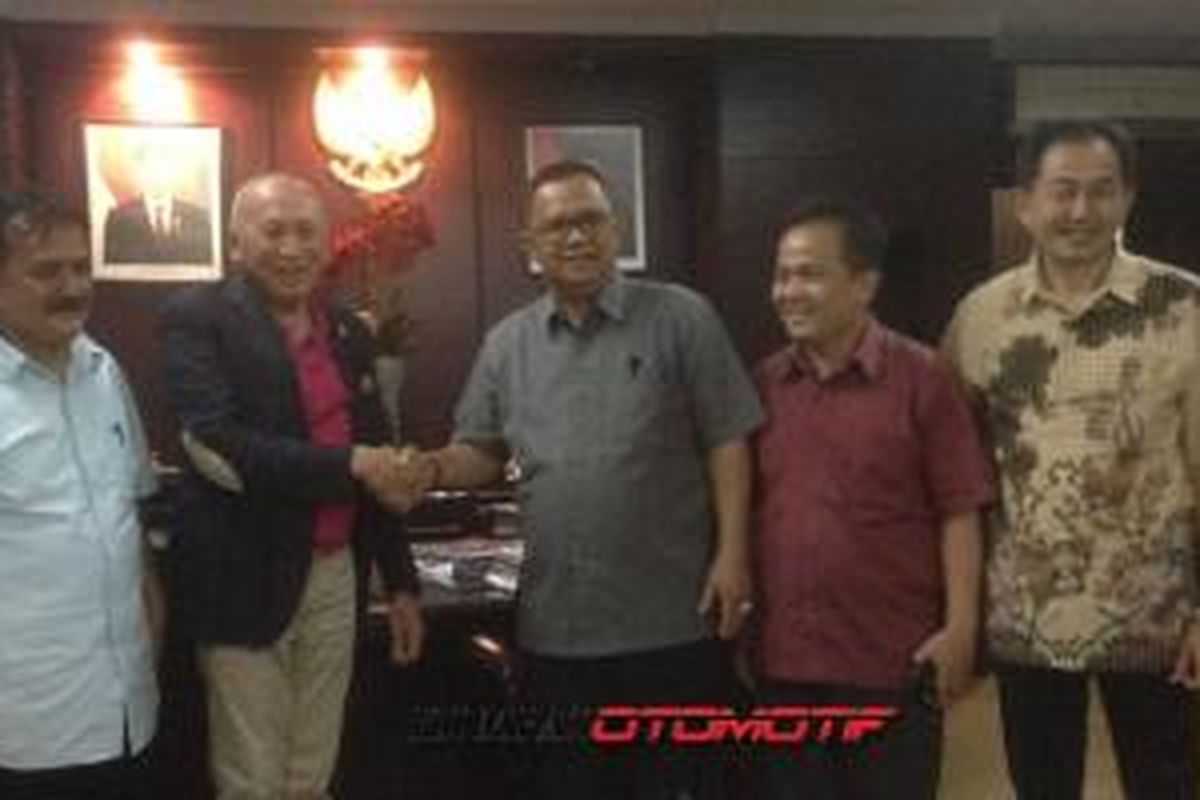 Direktur Sirkuit Internasional Sentul, Tinton Soeprapto melakukan pertemuan dengan Sektetaris Kementerian Pemuda dan Olahraga Alfutra Saamm untuk membahas MotoGP 2017 di Indonesia.