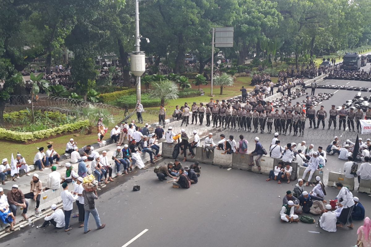Jalan Medan Merdeka Barat di depan Gedung Kementerian Pariwisata dipasang pagar kawat berduri saat aksi 31 Maret 2017 atau aksi 313, Jumat (31/3/2017).