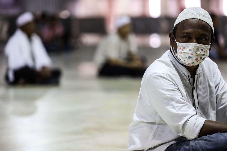 Jamaah melakukan sholat di Masjid Istiqlal di Jakarta Pusat, Jumat (20/3/2020). Masjid Istiqlal menghentikan sementara kegiatan shalat Jumat selama dua pekan ke depan. Hal ini dilakukan sebagai upaya mencegah penularan Covid-19.