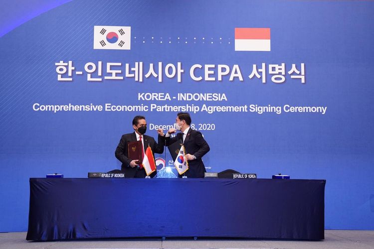 Menteri Perdagangan RI Agus Suparmanto (kiri) dan Menteri Perdagangan, Industri, dan Energi Korea Selatan Sung Yun-mo (kanan) melakukan penandatanganan Perjanjian Indonesia?Korea Comprehensive Economic Partnership Agreement (IK-CEPA) di Seoul, Korea Selatan, Jumat (18/12/2020). 