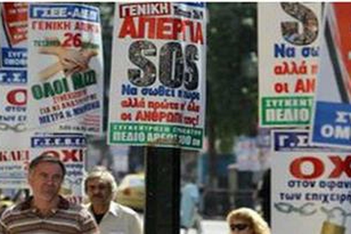 Warga Yunani menilai kebijakan pemotongan anggaran tidak adil.