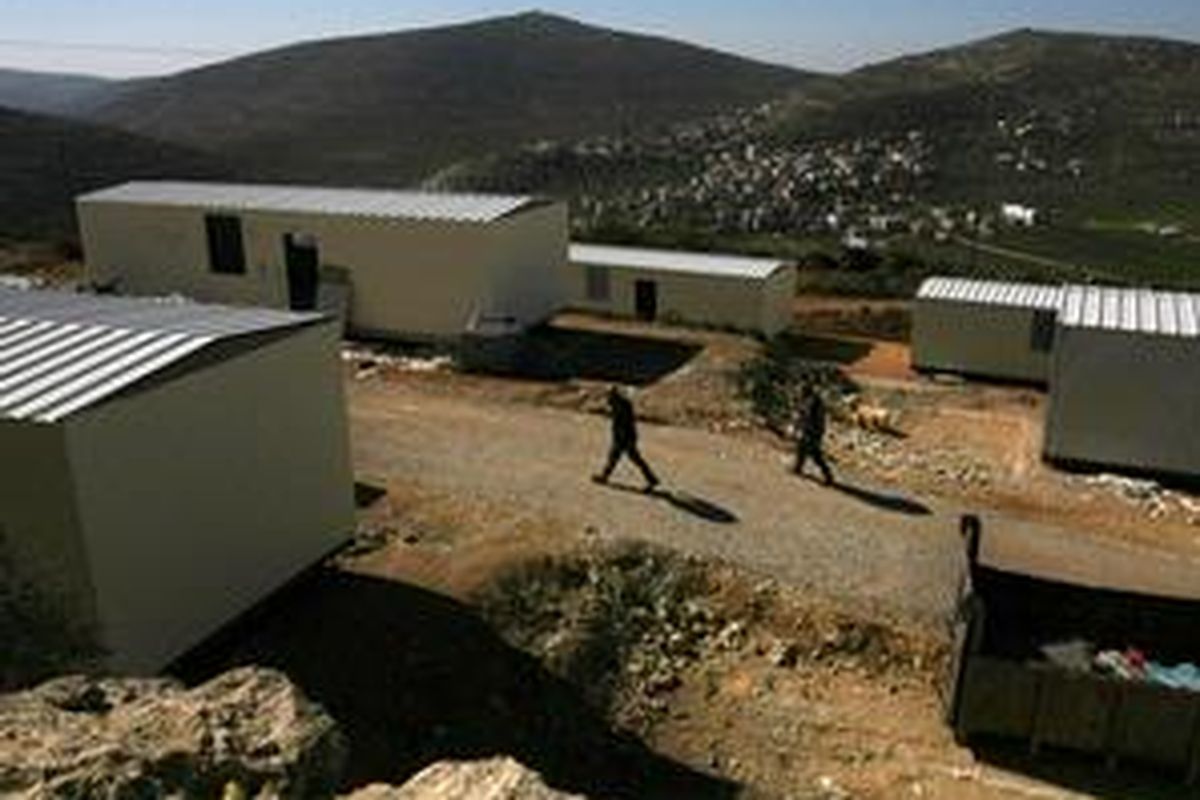 Sebuah permukiman Yahudi ilegal ang dibangun sejak Februari 2008 di Eli Tepi Barat yang terdiri atas 27 rumah rakitan.