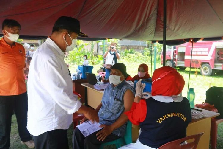 Bupati Simalungun, Radiapoh Hasiholan Sinaga meninjau vaksinasi di Jalan Sangnawaluh Km 6 Perumnas Batu Enam, Kecamatan Siantar, Kabupaten Simalungun, Kamis (12/8/2021).