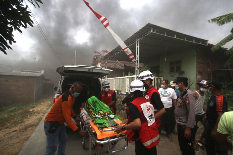 Kebakaran Pabrik Sepatu di Mojokerto, Asap Kepung Permukiman, Acara Tahlilan Warga Terpaksa Dipindah