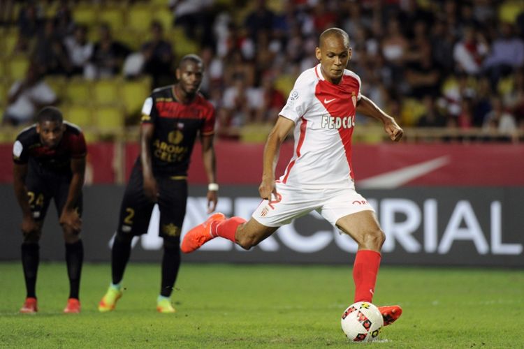 Gelandang bertahan AS Monaco, Fabinho, mencetak gol penalti ke gawang Guingamp pada partai lanjutan Ligue 1 di Stade Louis II, 12 Agustus 2016.