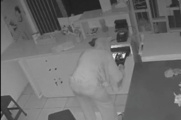 Tangkapan layar video dugaan pencurian di toko kue Sus Pamulang pada Jumat (23/12/2022). 