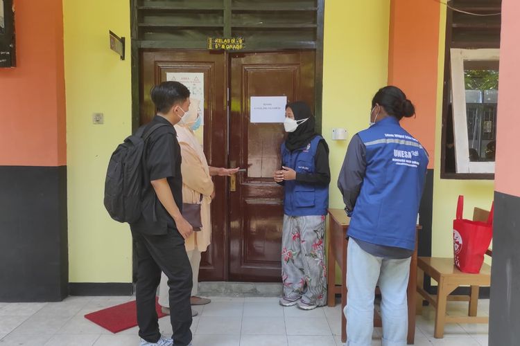 Salah satu petugas satuan mitigasi crisis center (SMCC) Universitas Negeri Surabaya (UNESA) saat bertugas di SMP Labschool Unesa, Selasa (21/6/2022).