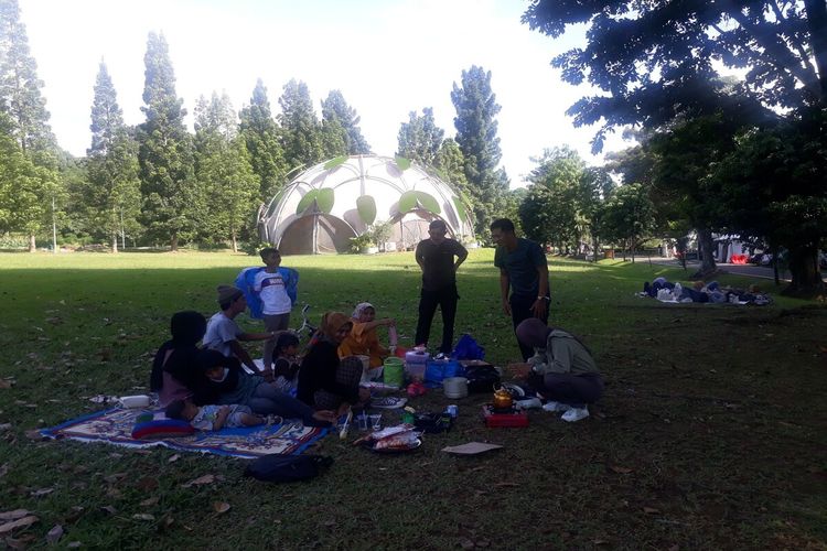 Warga di Bogor, Jawa Barat, menggelar tradisi cucurak dengan kumpul bersama keluarga dan makan bareng di Kebun Raya Bogor, Sabtu (10/4/2021).