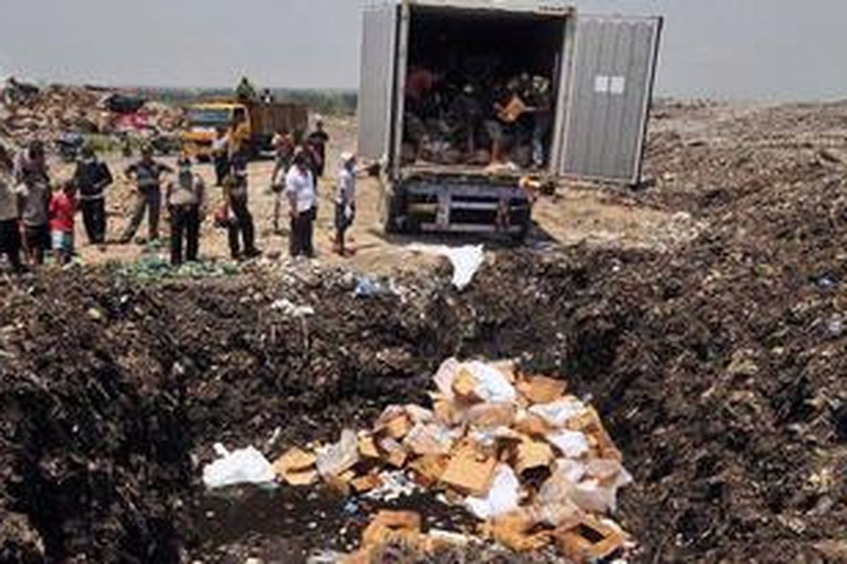 Trenggiling sitaan yang dikubur, Jumat (23/9/2011).