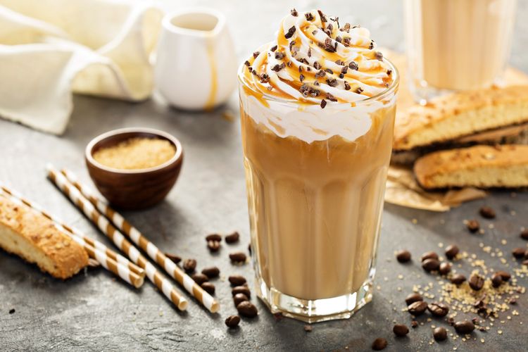 Ilustrasi es kopi mocha dengan tambahan whipped cream. 