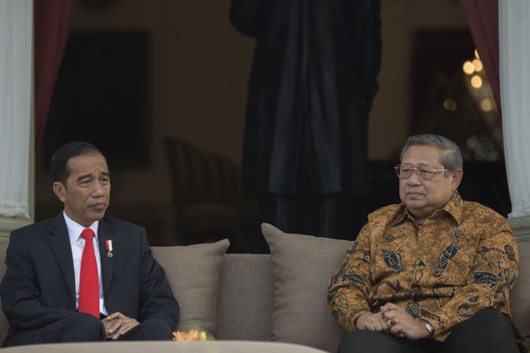 Presiden Joko Widodo (kiri) berbincang dengan Presiden ke-6 RI Susilo Bambang Yudhoyono (kanan) di teras belakang Istana Merdeka, Jakarta, Jumat (27/10/2017).