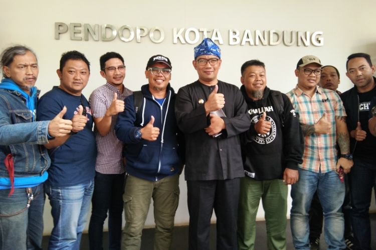 Wali Kota Bandung Ridwan Kamil saat berfoto bersama pengurus Viking Fans Club di Pendopo, Jalan Dalemkaum, Rabu (19/7/2017).