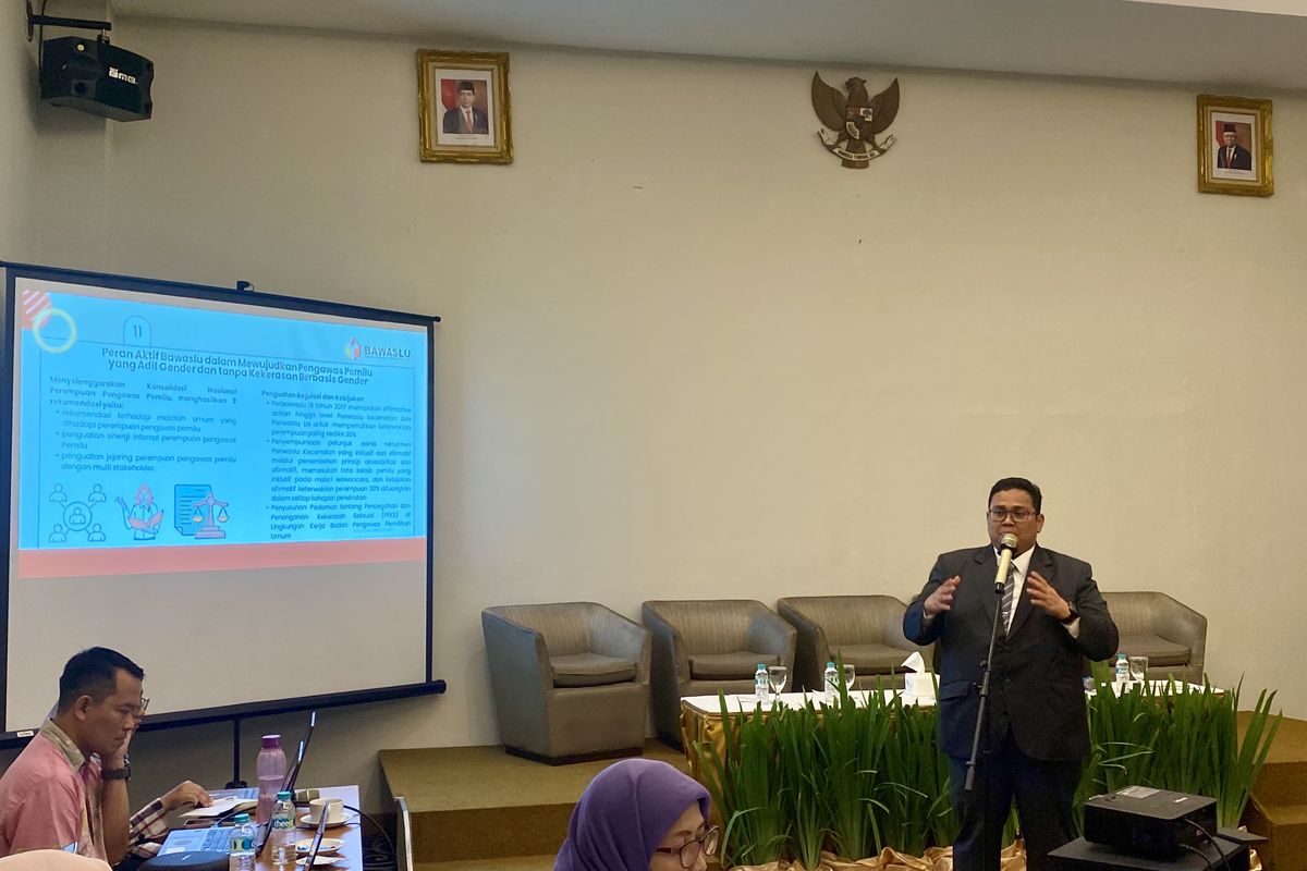 Ketua Bawaslu Rahmat Bagja saat memberikan materi dalam Diskusi Publik bertema Evaluasi Pemilu Serentak 2024: Distorsi Keterwakilan Perempuan dan Meningkatnya Kekerasan Terhadap Perempuan oleh Penyelenggara Pemilu, di Jakarta, Senin (1/7/2024).