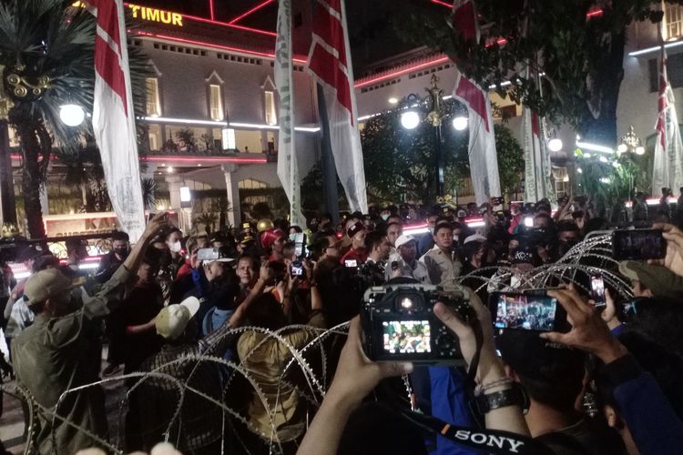 Wak Gubernur Jawa Timur saat memberi pernyataan di depan massa aksi Gerakan Serikat Pekerja (Gasper) Jatim di depan Kantor Gubernur Jatim, Senin (19/9/2022) petang.
