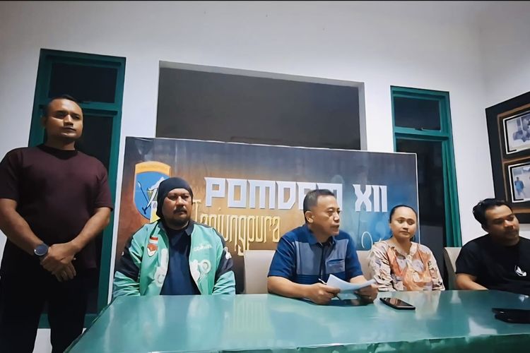 Oknum anggota TNI berinisial F, yang diduga memukul seorang pengemudi ojek online (ojol) bernama Teguh, telah diamankan di Mapomdam XII Tanjungpura, Pontianak, Kalimantan Barat (Kalbar). 