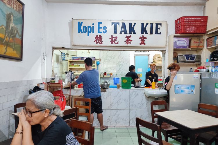 Gerai Kopi Es Tak Kie yang legendaris di Gang Gloria, Glodok, Jakarta Barat