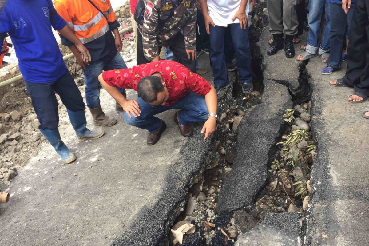 Gubernur DKI Jakarta Anies Baswedan mendatangi Kampung Berlan di Jakarta Timur. Anies meninjau perbaikan terhadap jalan yang ambles, Jumat (16/2/2018).