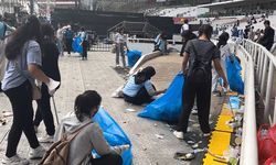 Sigap, Para Pendukung Prabowo-Gibran Inisiatif Bersihkan Sampah Usai Kampanye Akbar di GBK