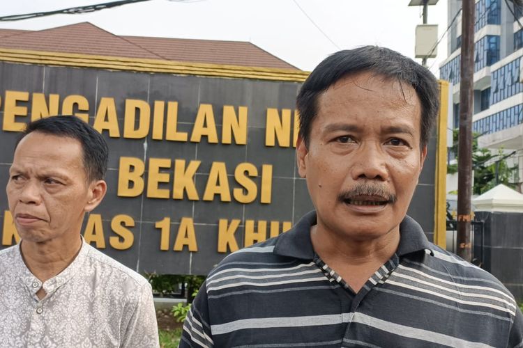 Salah satu ahli waris pemilik lahan sah atas Tol Jatikarya yakni Gunun (kanan) saat berunjuk rasa di Pengadilan Negeri Kota Bekasi, Rabu (31/5/2023). Unjuk rasa dilakukan untuk menuntut uang ganti rugi lahan imbas pembangunan tol Jatikarya.