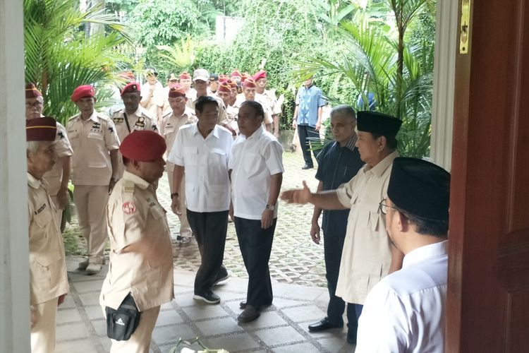 Calon presiden nomor urut 02 Prabowo Subianto bertemu dengan anggota Purnawirawan Pejuang Indonesia Rakyat (PPIR) di kediaman pribadinya, Jalan Kertanegara, Jakarta Selatan, Kamis (18/4/2019).