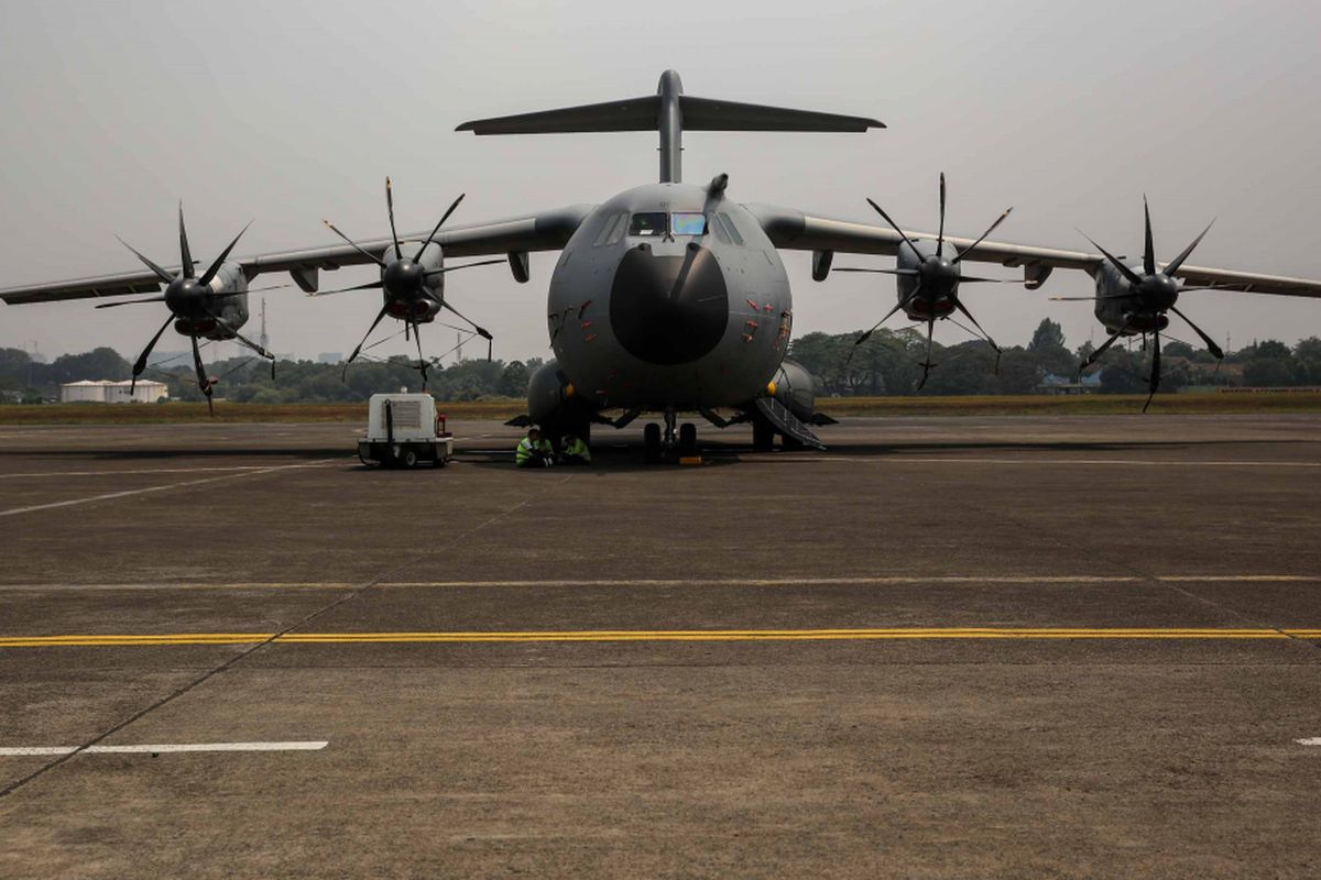 Pesawat Airbus A400M Armée de lAir French Air Force terlihat di Terminal Selatan Halim Perdana Kusuma, Jakarta, Selasa (21/8/2018). Airbus A400M adalah sebuah pesawat transpor militer bermesin empat turboprop yang berasal dari perancis.