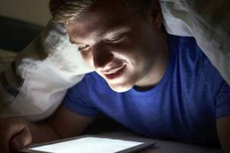 Membaca buku elektronik dapat merusak kualitas tidur dan kesehatan yang bersangkutan.