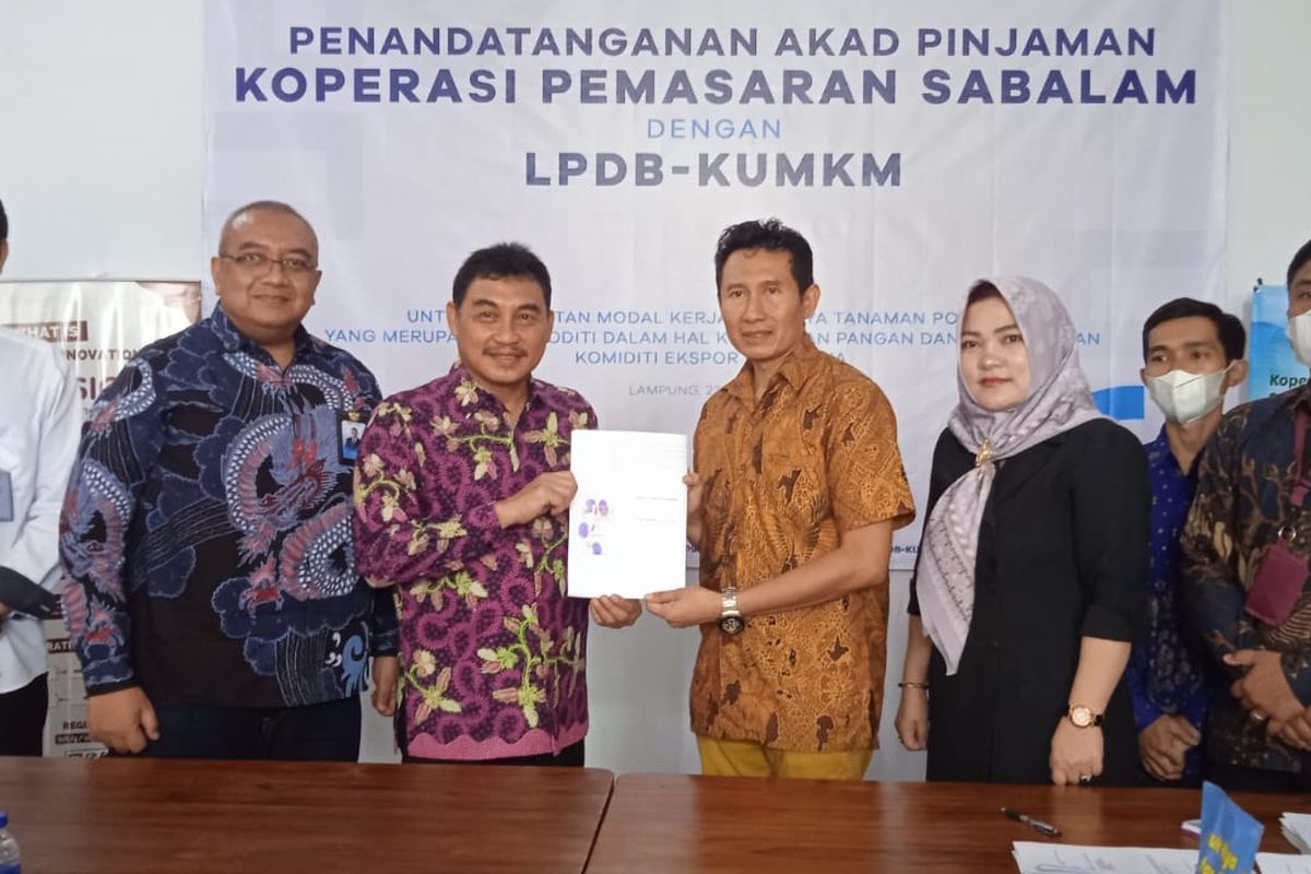 Penandatanganan akad kredit antara Koperasi Pemasaran Sarana Bangun Lampung (Sabalam) menandatangani akad pinjaman senilai Rp 4,5 miliar dengan Lembaga Pengelola Dana Bergulir Koperasi UMKM